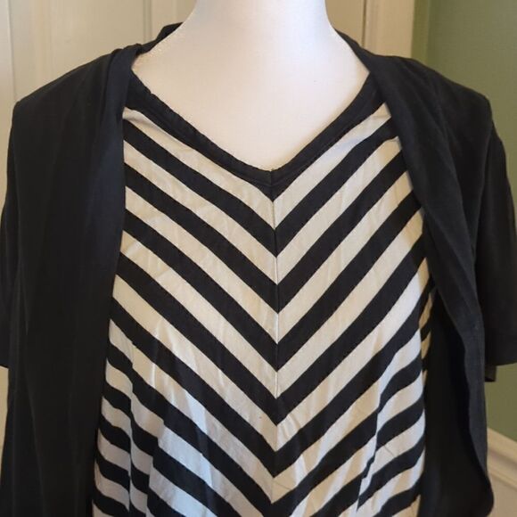 CHELSEA studio large 2 in 1 top attached short sleeve with black white v stripes - Picture 5 of 10